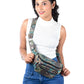 Frau trägt grüne Nijens Crossbody Bag Torino mit Mandala Design