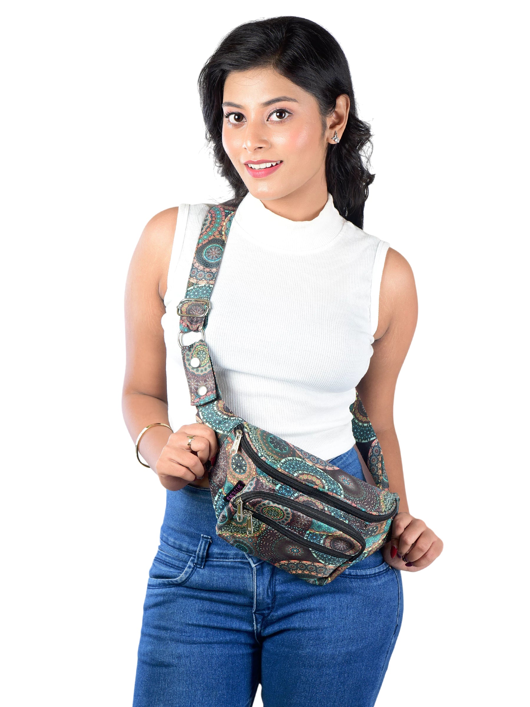 Frau trägt grüne Nijens Crossbody Bag Torino mit Mandala Design