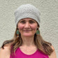 Modell trägt naturweiße Long Beanie aus Schurwolle mit Fleece-Futter, Frontalansicht