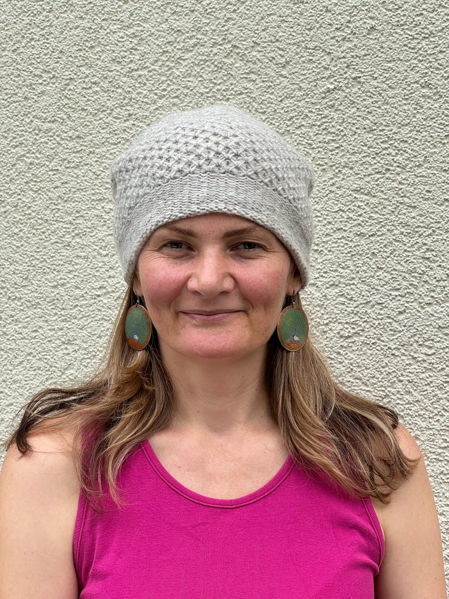 Modell trägt naturweiße Long Beanie aus Schurwolle mit Fleece-Futter, Frontalansicht
