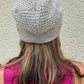 Rückansicht einer naturweißen Long Beanie aus Schurwolle mit grobem Strickmuster
