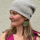 Seitenansicht einer naturweißen Long Beanie aus Schurwolle auf einem Modell