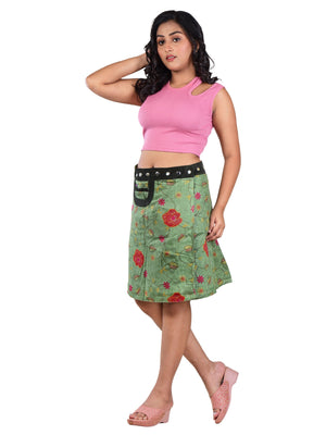 Model trägt wendbaren Rock von Nijens mit floraler Seite in Hellgrün und roten Blüten.