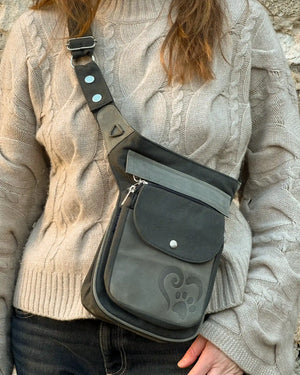 Gassitasche Nijens Hannover in Moosgrau mit Leder mit Pfote&Herz Prägung als Crossbody getragen, praktische Hüfttasche für Spaziergänge mit Hund mit mehreren Fächern für Leckerlis, Handy und Zubehör