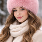 Model trägt die Nijens Siberia Kunstfell-Mütze, flauschige Wintermütze aus Kunstfell in Rosa