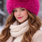 Model trägt die Nijens Siberia Kunstfell-Mütze, flauschige Wintermütze aus Kunstfell in Fuchsia