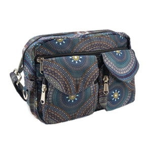 Bunte, wasserabweisende Gassitasche mit Mandala-Design in Blautönen, besitzt vier praktische Fächer zum Verstauen von Handy, Schlüssel und anderen Dingen sowie zwei aufgesetzte Leckerli-Taschen – ideal für Hundespaziergänge und Training.– Modell 'Berlin 71080' von Nijens.