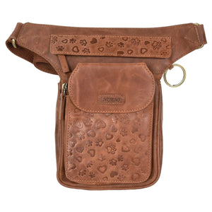 Gassi-Tasche, Gürteltasche aus braunem Leder, mit kleinen Pfoten und Herzprägungen, ein Metallring an der Seite zum Anhängen von kleinen Sachen und zwei Reißverschlussfächern vorne - Nijens Shop