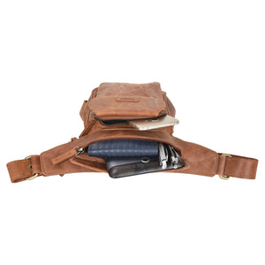 Gürteltasche aus braunem Leder mit zwei Reißverschlussfächern und einem Einsteckfach vorne.