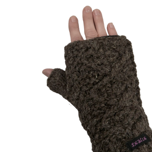 Nahaufnahme Hand: Handstulpen mit Daumen aus Schurwolle Dunkelbraun mit Rautenstrickmuster.
