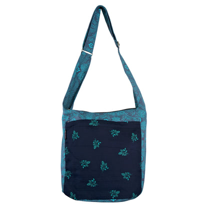 Frontansicht des Nijens Big Shopper in Blau-Türkis mit floralem Muster und großem Außenfach auf dunkelblauem Stoff.