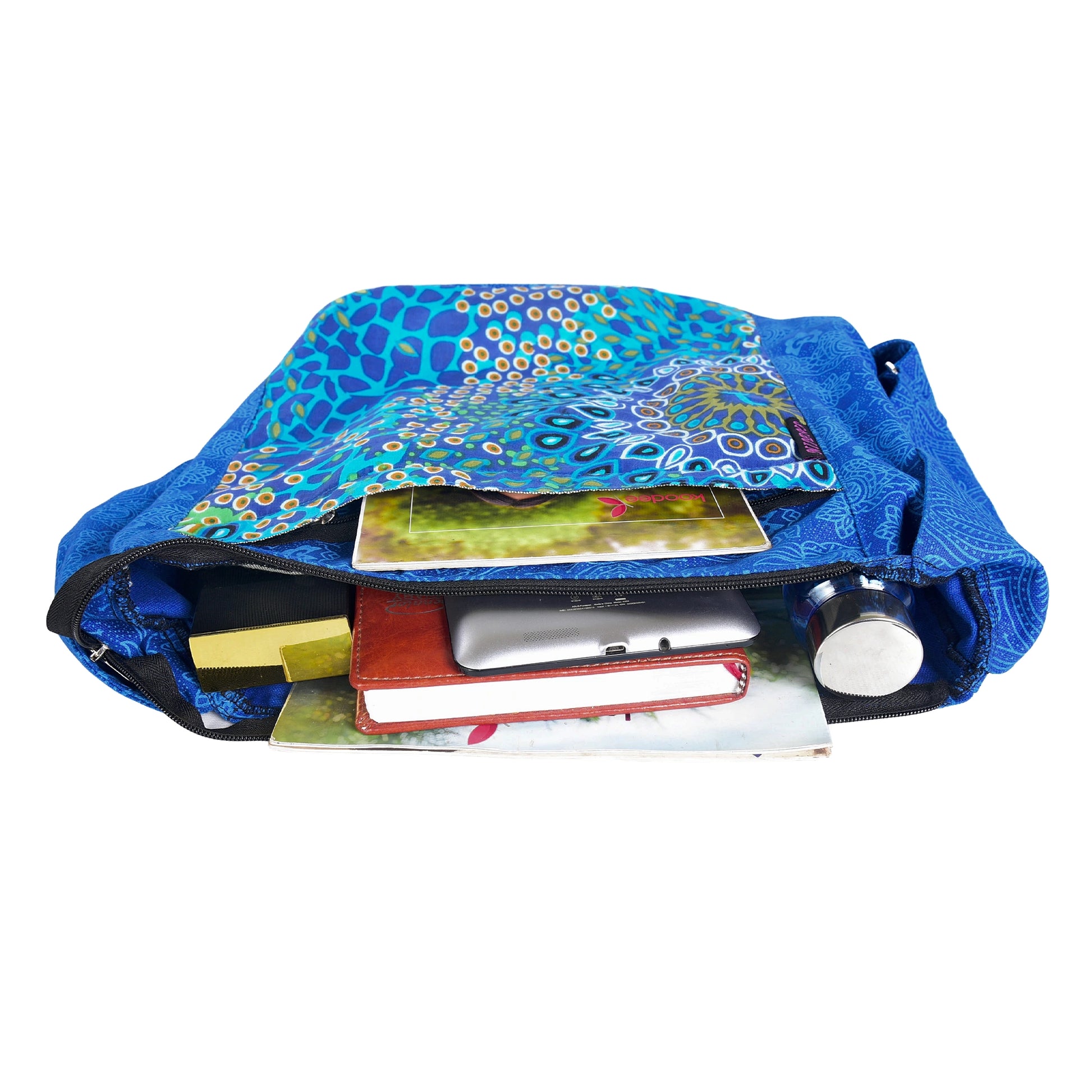 Geöffneter Big Shopper, gefüllt mit Wasserflasche, Büchern, Handy und Notizbuch, zeigt das große Hauptfach und die Organizer-Fächer.