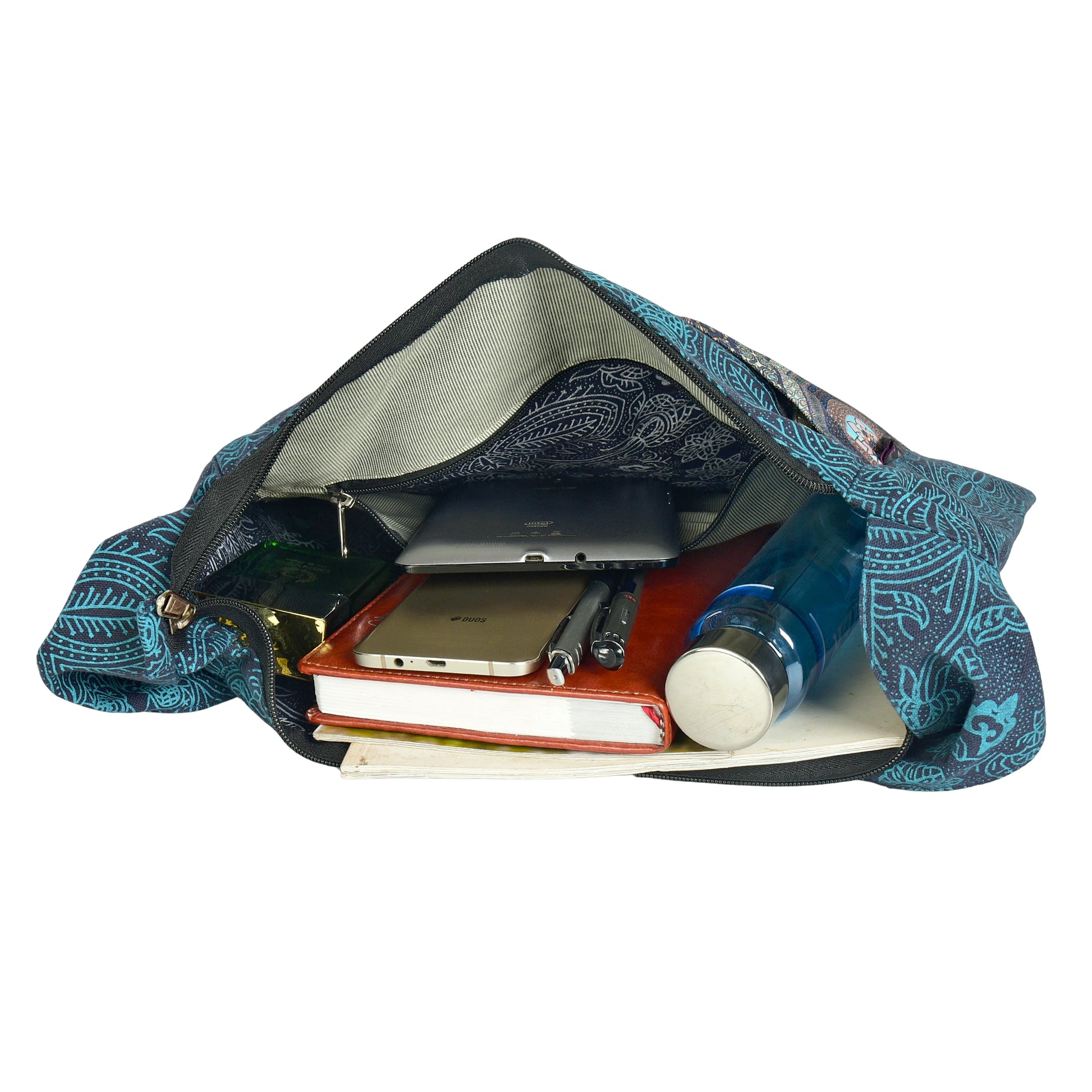 Geöffneter türkisfarbener Shopper, gefüllt mit Wasserflasche, Tablet, Handy, Notizbuch und Büchern – zeigt das geräumige Hauptfach. Nijens Shop.