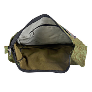 Geöffneter olivfarbener Nijens Big Shopper – zeigt das geräumige Hauptfach.