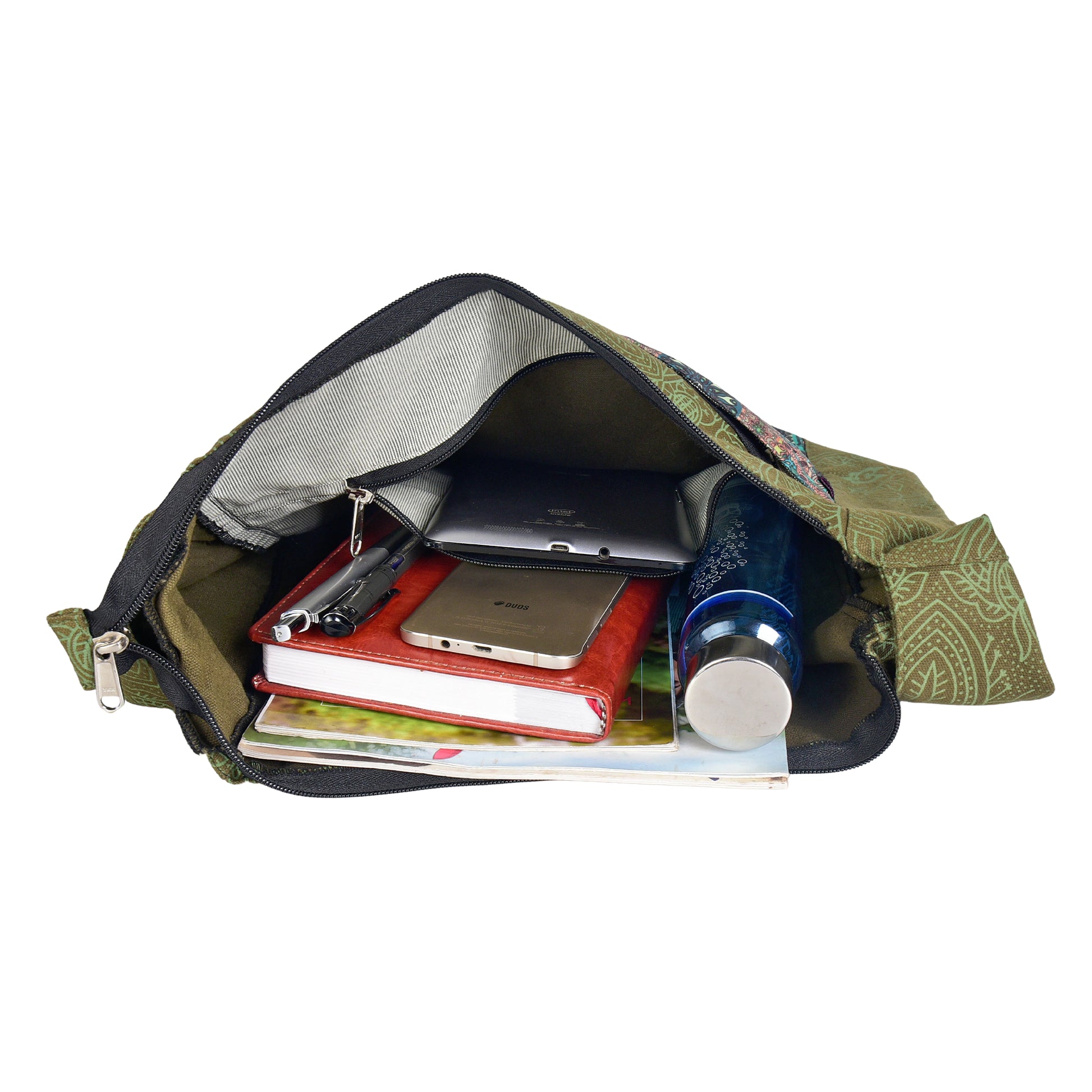 Geöffneter olivfarbener Nijens Big Shopper, gefüllt mit Wasserflasche, Tablet, Handy, Notizbuch und Büchern – zeigt das geräumige Hauptfach.