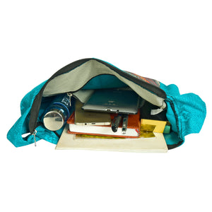 Geöffneter türkisfarbener Nijens Shopper, gefüllt mit Wasserflasche, Tablet, Handy, Notizbuch und Büchern – zeigt das geräumige Hauptfach.