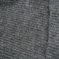 Detailaufnahme der weichen Strickstruktur der Nijens Balaclava in Dunkelgrau