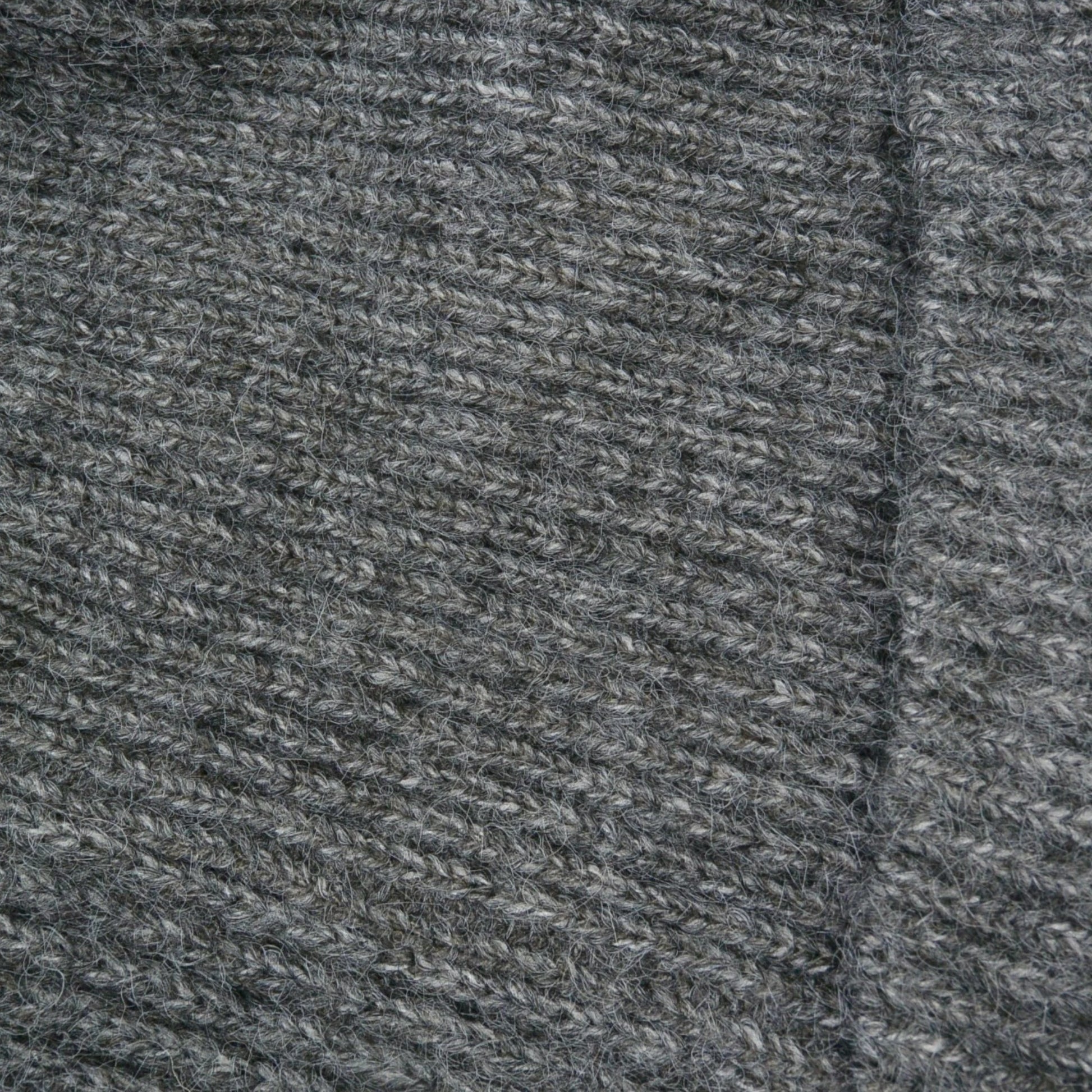 Detailaufnahme der weichen Strickstruktur der Nijens Balaclava in Dunkelgrau