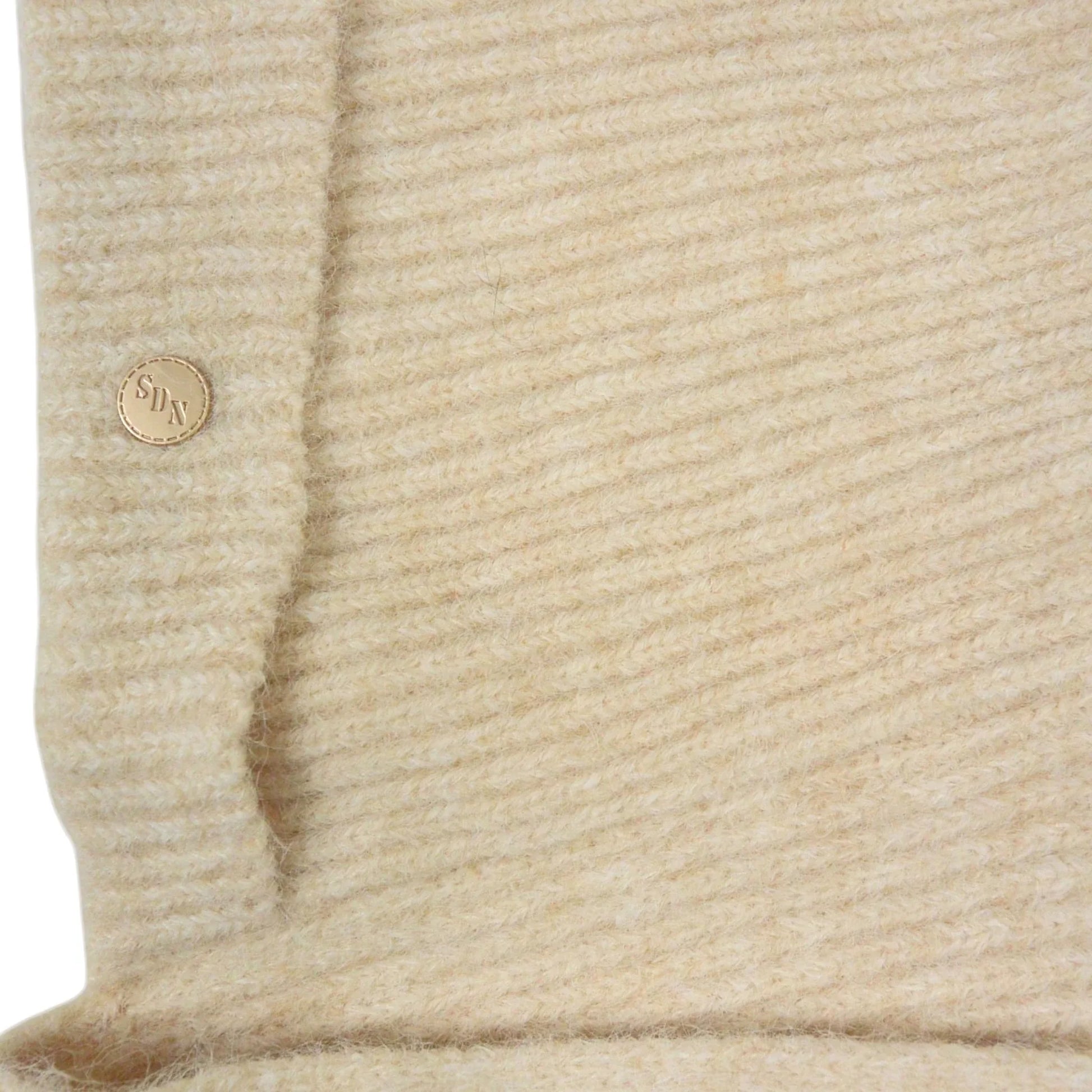 Detailaufnahme der weichen Strickstruktur der Nijens Balaclava in Creme