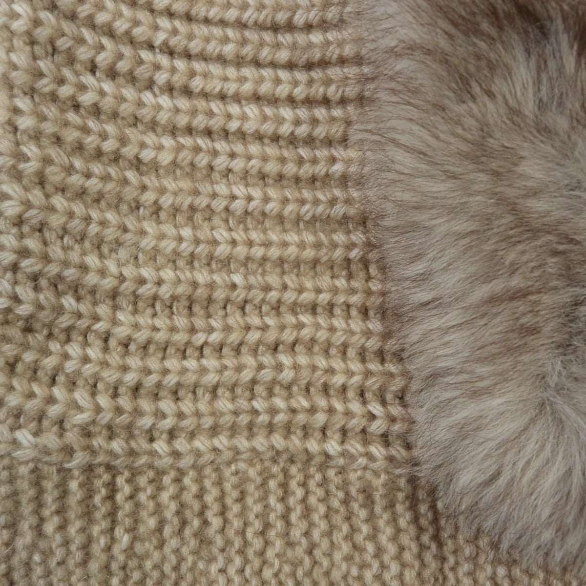 Nijens Balaclava in Beige mit Kunstfell – Detailansicht von Strickstruktur und weichem Fellbesatz
