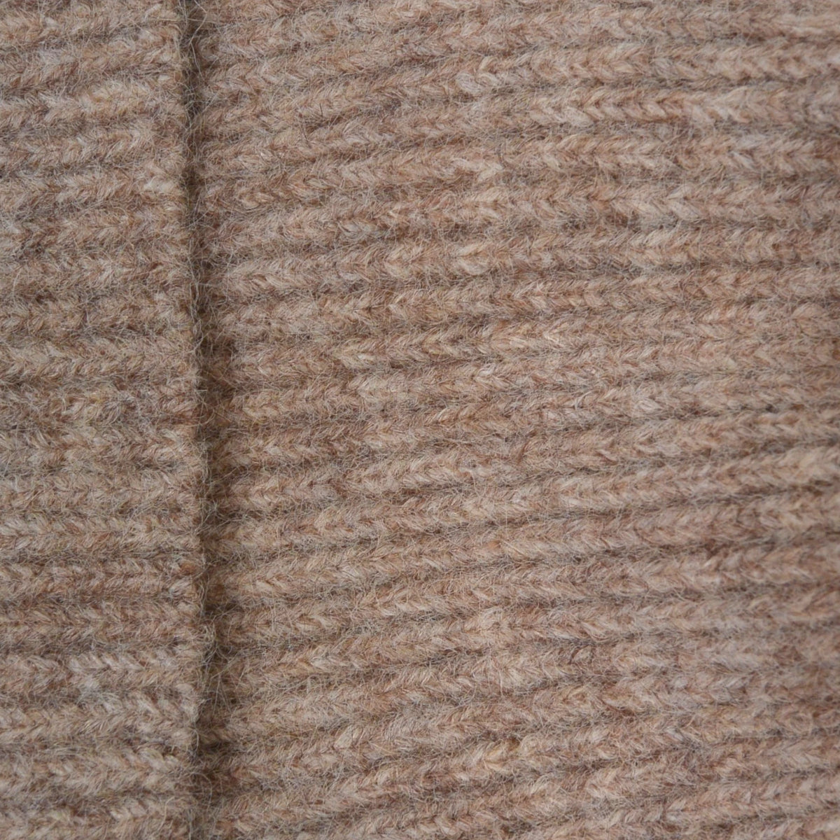 Detailaufnahme der weichen Strickstruktur der Nijens Balaclava in Beige
