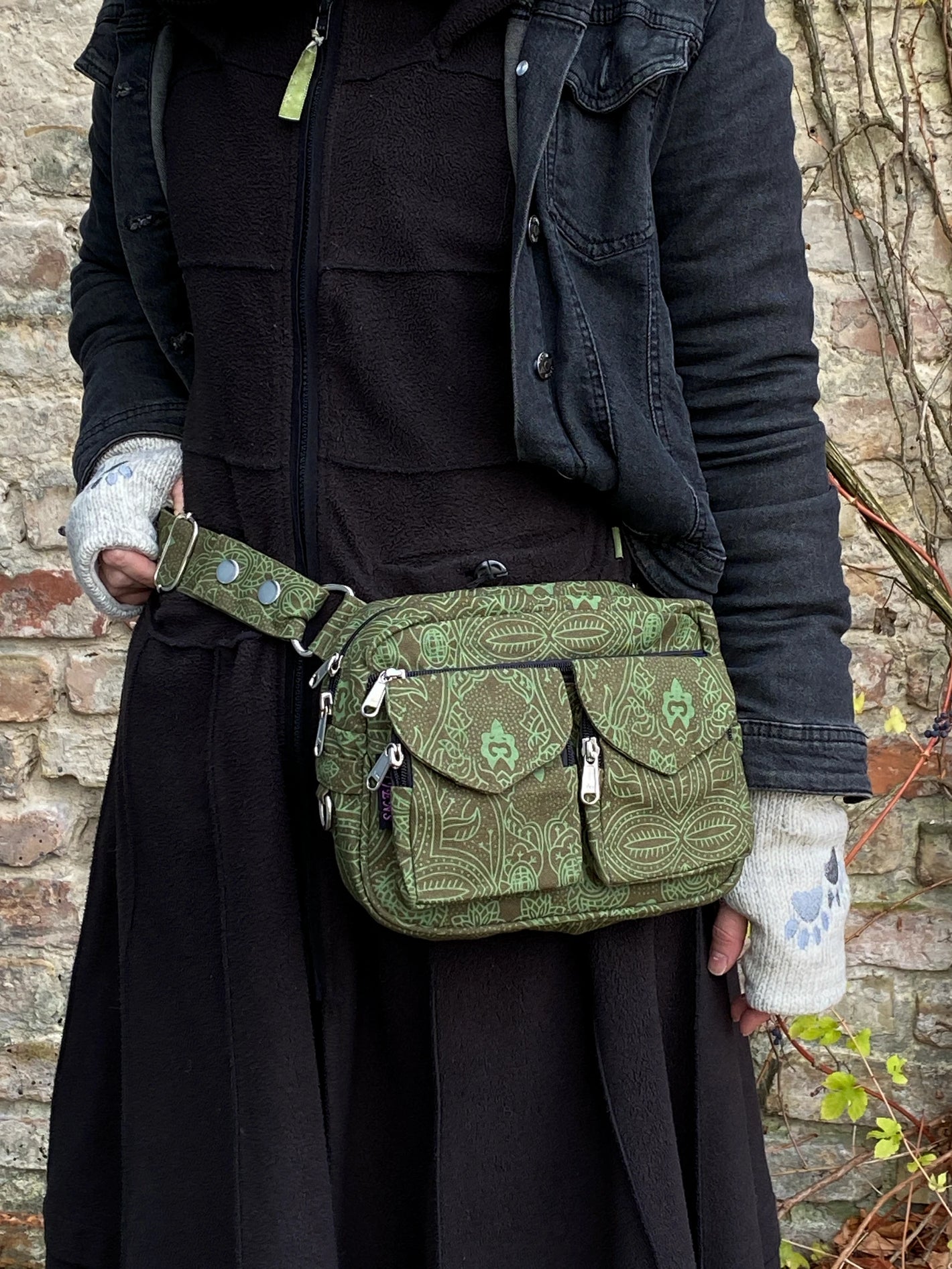 Gassi-Tasche, Bauchtasche aus Canvasstoff, Olivgrün mit floralen Ornamenten.