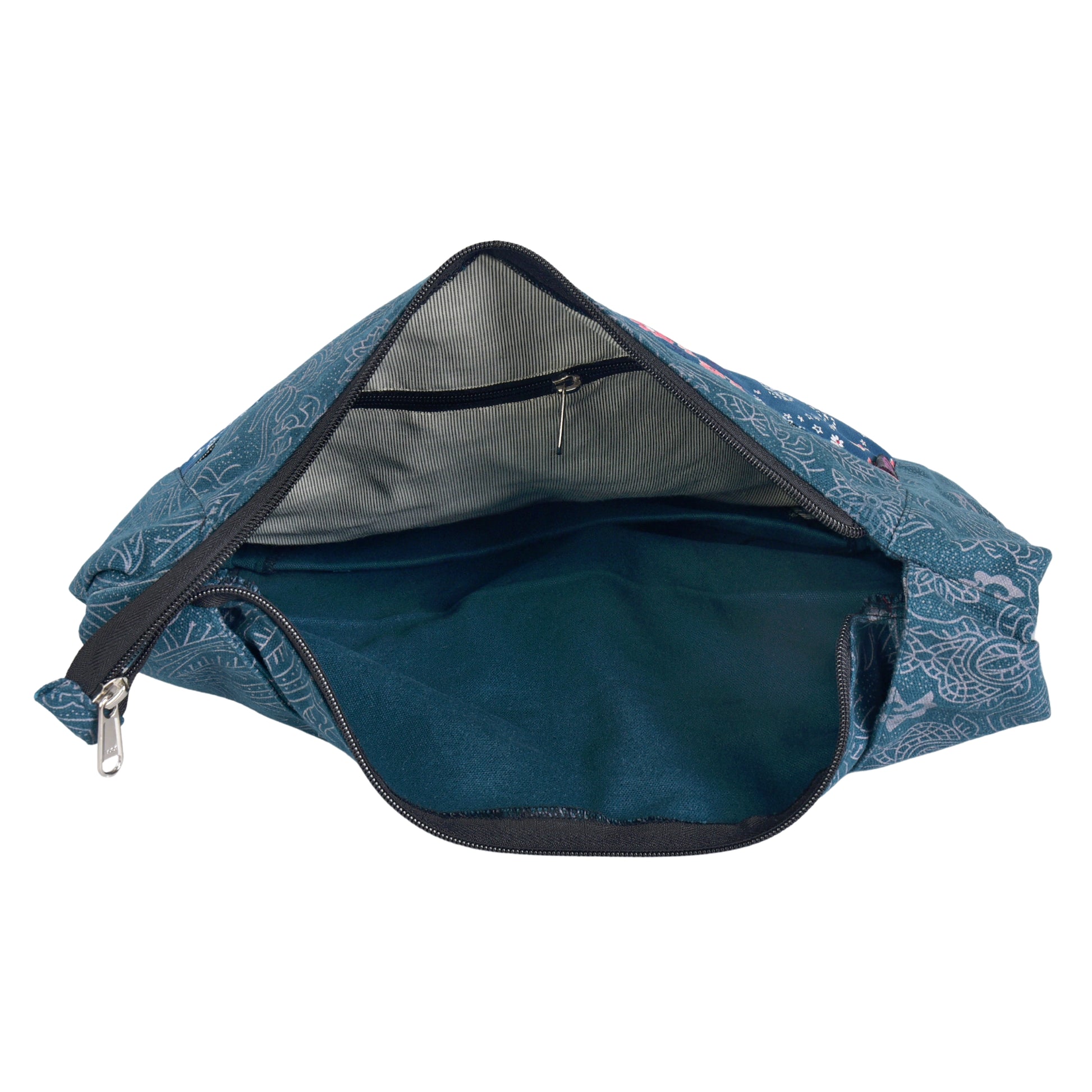 Innenansicht der Shopper Tasche, zeigt großes Hauptfach, Reißverschlussfach und Einsteckfach für Alltagsorganisation.