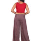 Rückansicht, Model:
Bordeauxrote Viskosehose von Nijens, hinten getragen mit weitem Bein und komfortabler Passform.