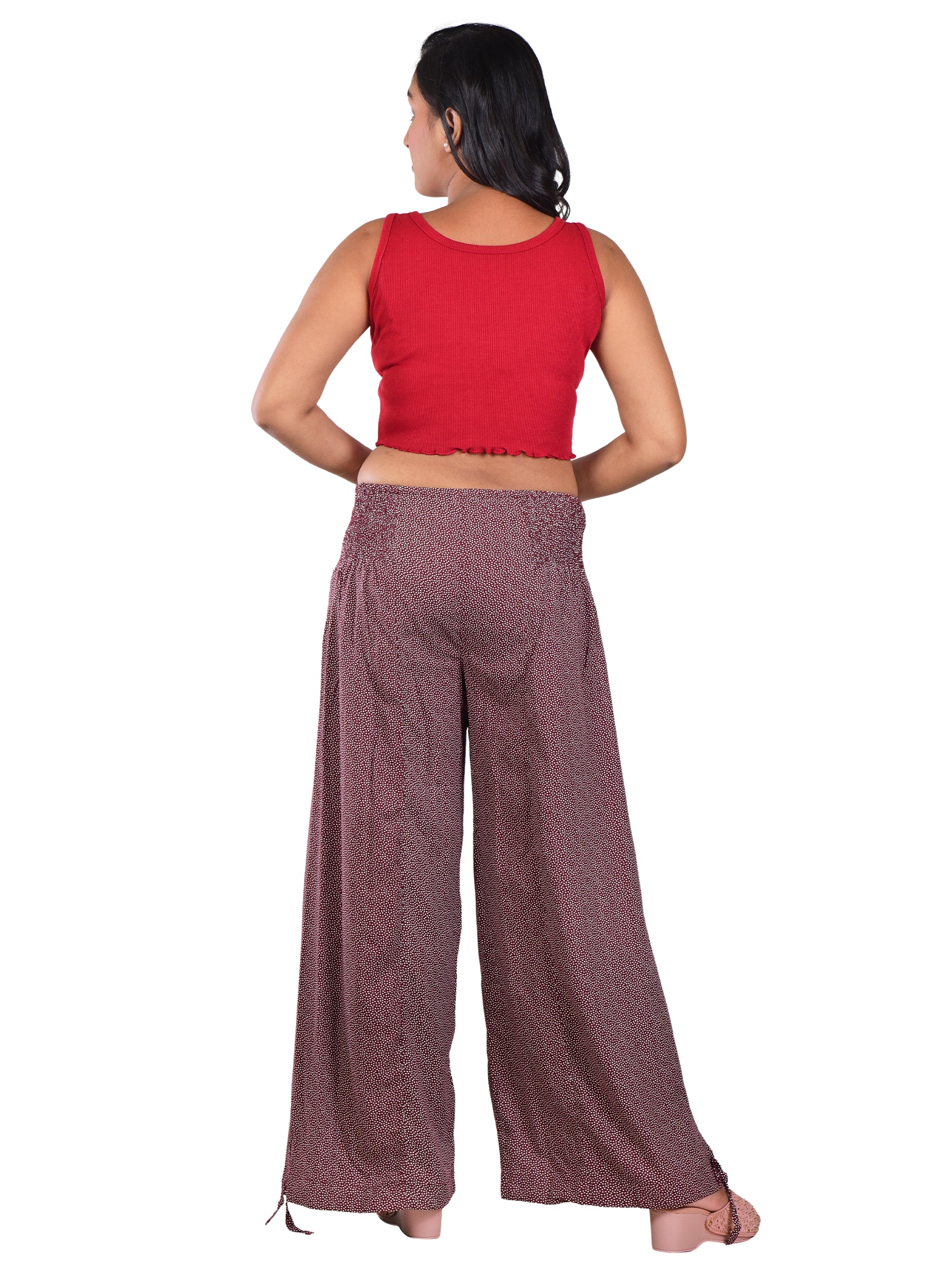 Rückansicht, Model:
Bordeauxrote Viskosehose von Nijens, hinten getragen mit weitem Bein und komfortabler Passform.