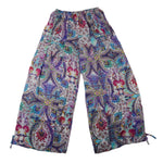 Weit geschnittene Ethno-Hose mit buntem Mandala-Muster, aus Viskose, flach ausgebreitet