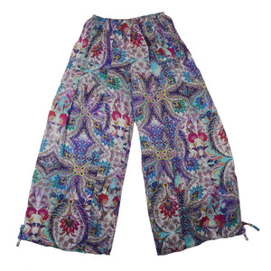 Weit geschnittene Ethno-Hose mit buntem Mandala-Muster, aus Viskose, flach ausgebreitet