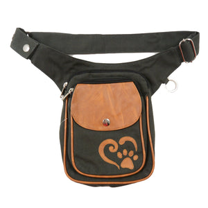 Gassi-Tasche Freiburg von Nijens in Dunkelgrün mit hellbrauner Rexine-Klappe und dekorativer Herz-Pfoten-Applikation – ideal für Hundespaziergänge