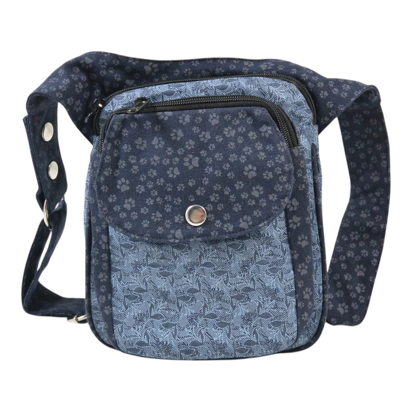 Vorderansicht der Nijens Gassi-Tasche Freiburg in Dunkelblau mit Pfoten- und Paisleymuster