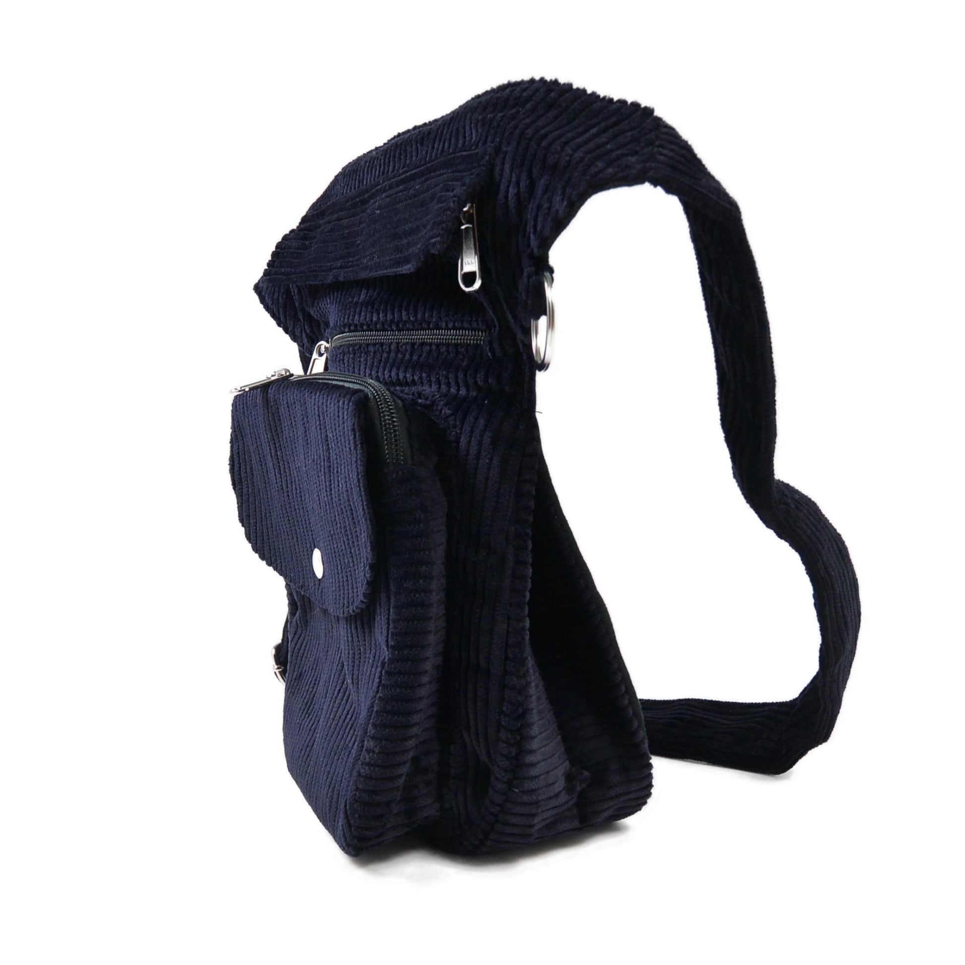 Seitenansicht der Gassitasche aus dunkelblauem Cordstoff mit verstellbarem Gurt
