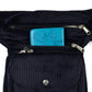 Nahaufnahme des oberen Fachs mit blauem Handy in der dunkelblauen Cordtasche SUPER HANNOVER.