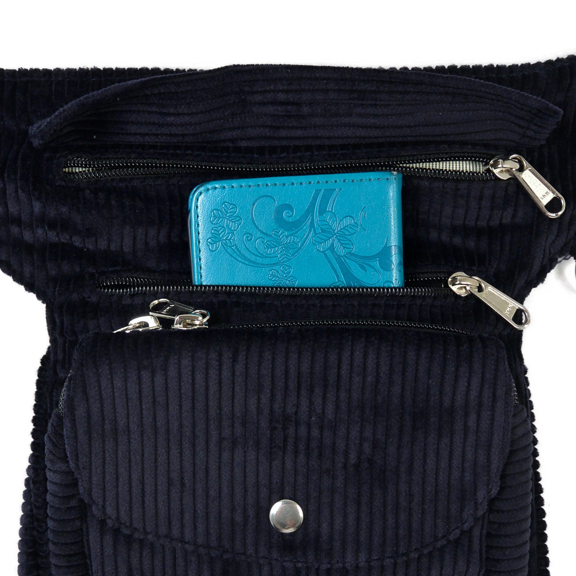 Nahaufnahme des oberen Fachs mit blauem Handy in der dunkelblauen Cordtasche SUPER HANNOVER.
