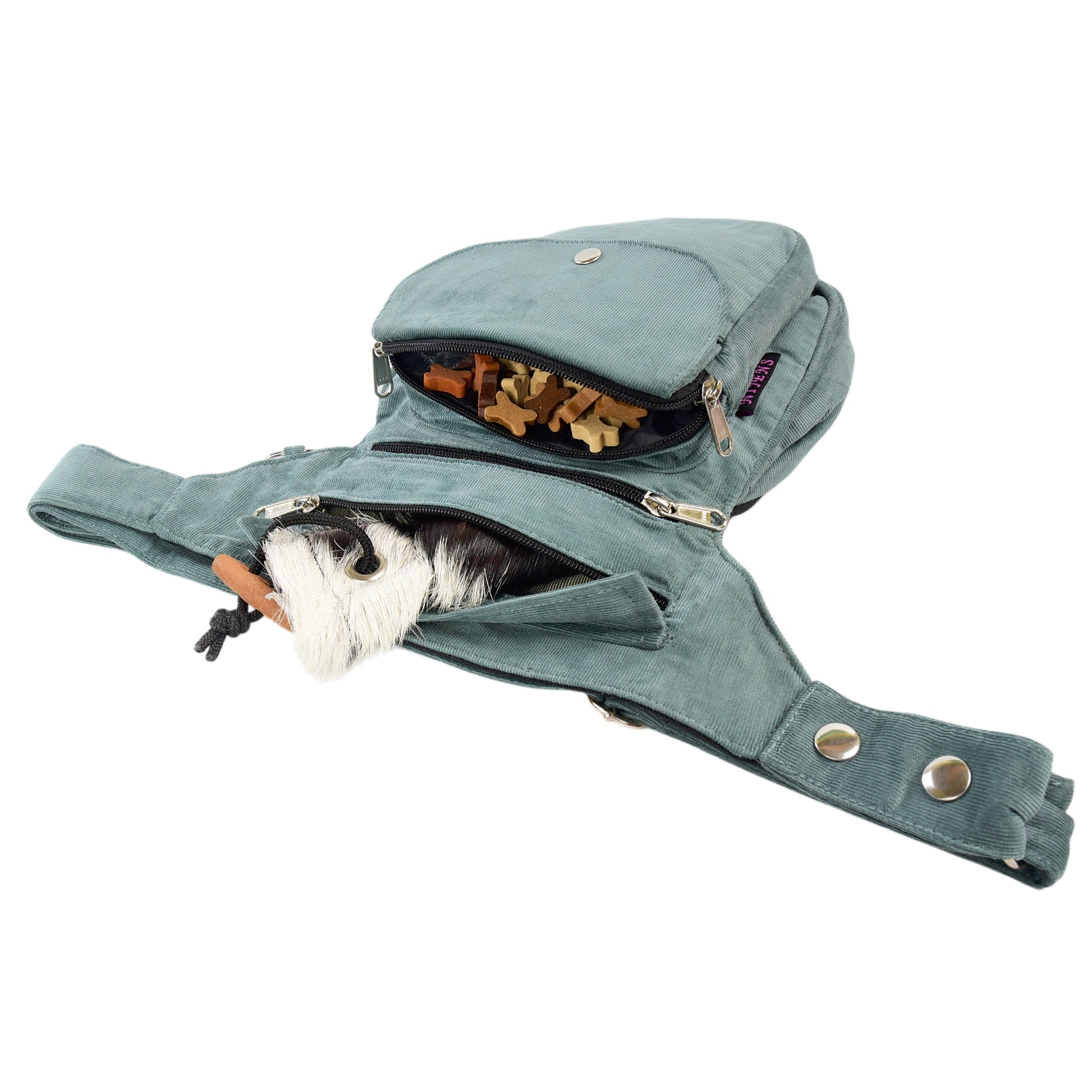 Geöffnete Gassi-Tasche aus Cord mit Hundesnacks & Spielzeug – ideal für Training & Alltag mit deinem Vierbeiner.