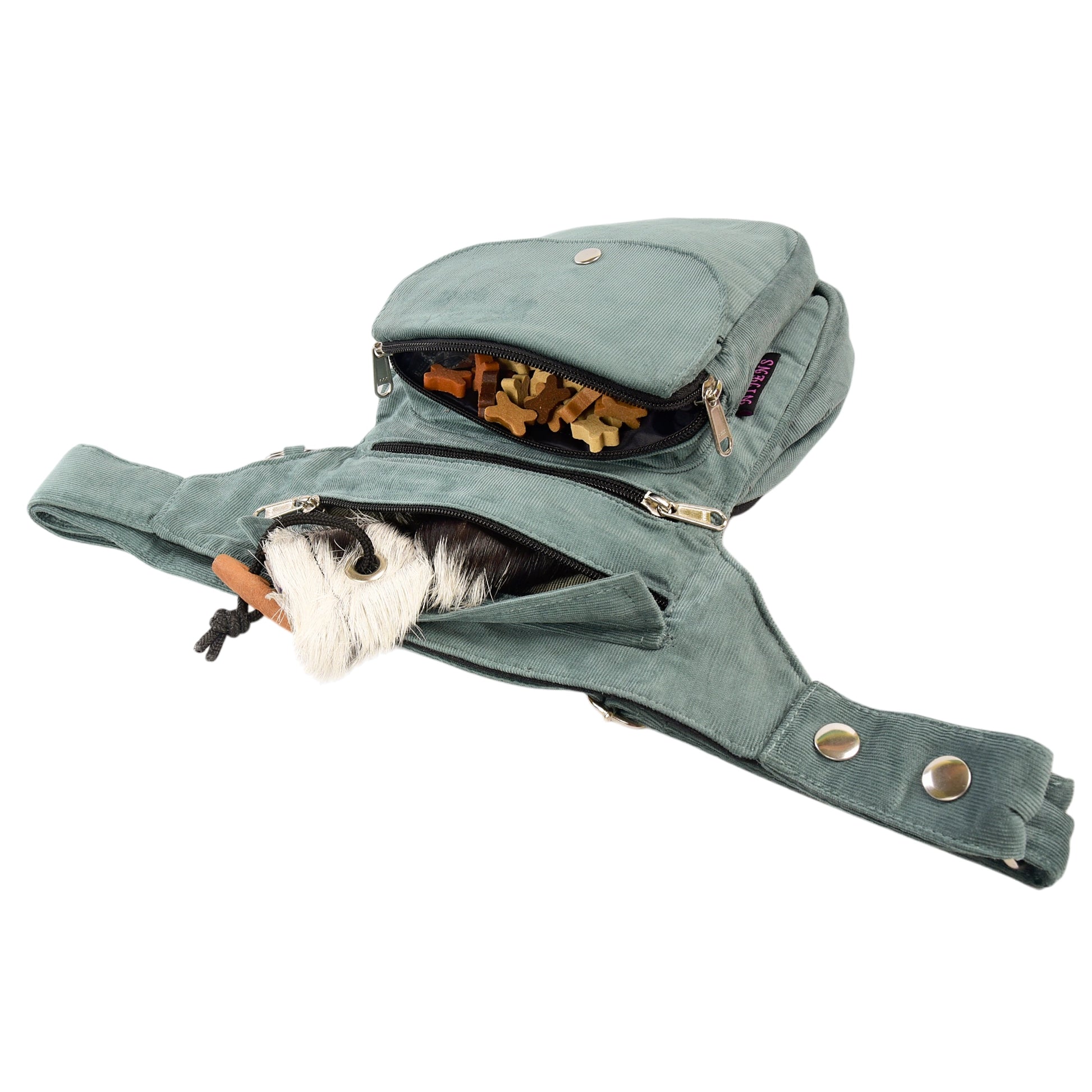 Geöffnete Gassi-Tasche aus Cord mit Hundesnacks & Spielzeug – ideal für Training & Alltag mit deinem Vierbeiner.