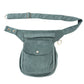 Vorderseite der Cord-Gassi-Tasche in sanftem Salbeigrün – stilvoll & praktisch mit Druckknopf, Reißverschlussfächern und Gürtel-Verlängerung.