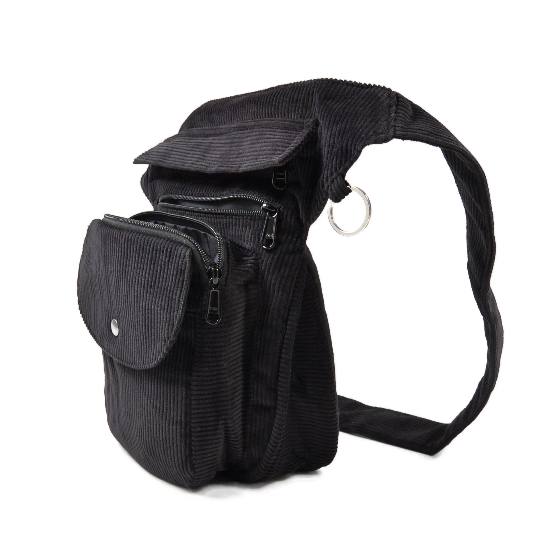 Gürteltasche, Gassi-Tasche aus Cord Schwarz. Diese Tasche verfügt über einen Leckerli Fach mit wasserabweisenden und waschbarem Innenfutter.