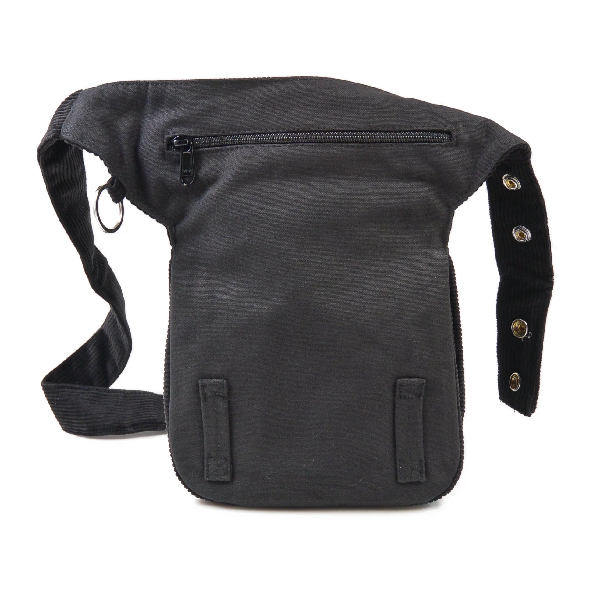 Rückseite der Super-Hannover Bauchtasche aus Kordsamt in Schwarz mit Reißverschlussfach und Gürtelschlaufen