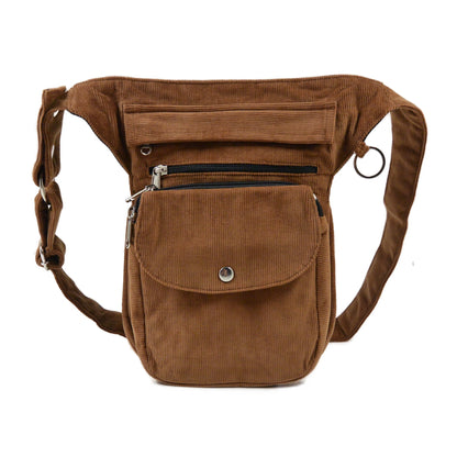 Bauchtasche, Gassi-Tasche aus Cord Goldbraun. Diese Gürteltasche hat zwei Reißverschlussfächer vorne sowie ein Einsteckfach, welches durch einen Überschlag mit Druckknopf verschlossen wird. Auf der hinteren Seite befindet sich ein weiteres Reißverschlussfach. 