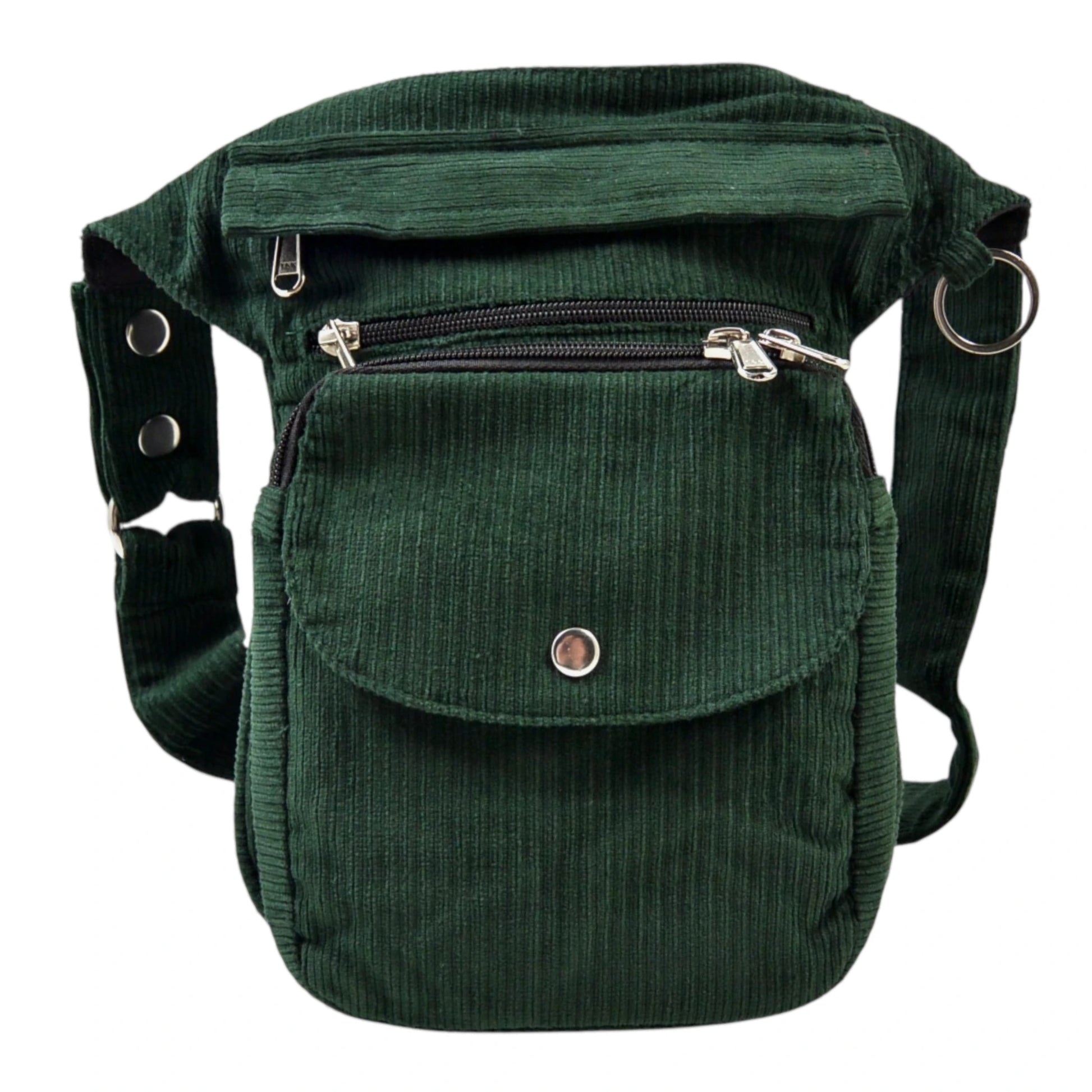 Gassi-Tasche aus Cord Tannengrün. Diese Gürteltasche hat drei Reißverschlussfächer vorne sowie ein Einsteckfach, welches durch einen Überschlag mit Druckknopf verschlossen wird. Frontalansicht.