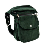 Gassi-Tasche aus Cord Tannengrün. Diese Gürteltasche hat drei Reißverschlussfächer vorne sowie ein Einsteckfach, welches durch einen Überschlag mit Druckknopf verschlossen wird.