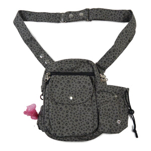 Gassitasche Konstanz in Grau mit Pfotenmuster, verstellbarem Gurt und integrierter Kotbeutelentnahme – flach ausgebreitet.