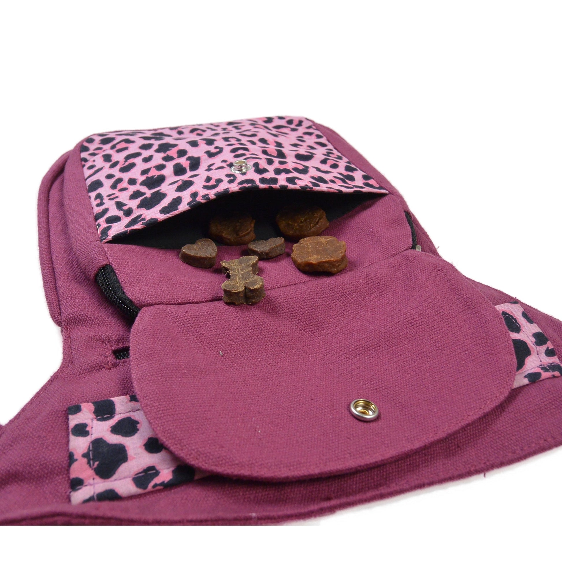 Nahaufnahme der pinken Nijens Gassi-Tasche mit Leopardenmuster – Leckerlitasche geöffnet mit Snacks