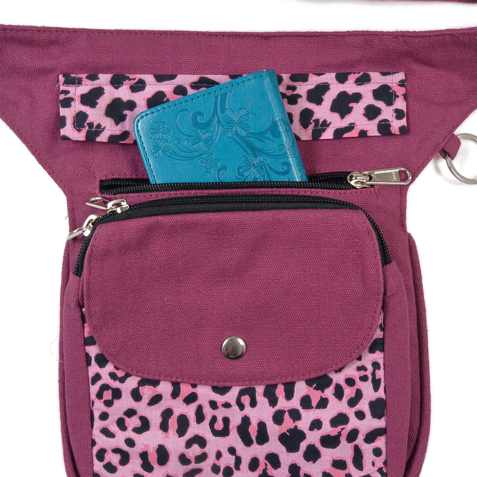 Die Tasche hat die Farbe Beere mit Leopardenmuster in Rosa und Schwarz. Oberer Bereich der Gassi-Tasche mit Reißverschluss und Handy im Fach.