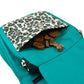 Nahaufnahme der Leckerlitasche der Nijens Gassi-Tasche in Seegrün mit Leopardenmuster und Hundesnacks
