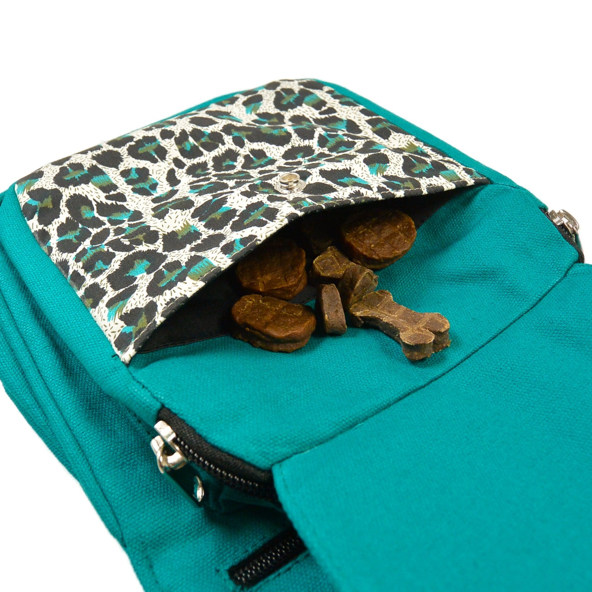 Nahaufnahme der Leckerlitasche der Nijens Gassi-Tasche in Seegrün mit Leopardenmuster und Hundesnacks