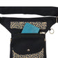 Nahaufnahme des oberen Fachs der dunkelblauen Tasche mit Leo-Print und blauem Portemonnaie